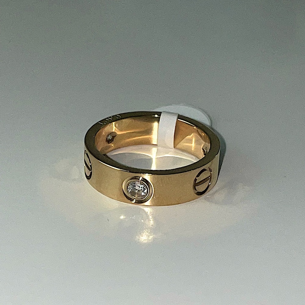 Engraved ring with stones